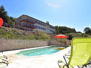 Maisons de vacances Mansion in Cuzy with Swimming Pool Terrace and Heating : photos des chambres