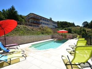 Maisons de vacances Mansion in Cuzy with Swimming Pool Terrace and Heating : photos des chambres