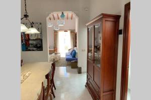 Casa antigua reformada junto al mar