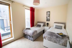 Apartment room in Large Modern Contractor House with Balcony & Private Parking - CMK by Comfy Workers