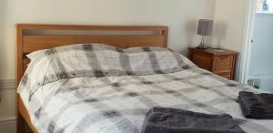 Top floor flat with sea view