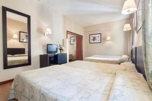  Double Room with 2 Extra Beds room in Hotel Riosol
