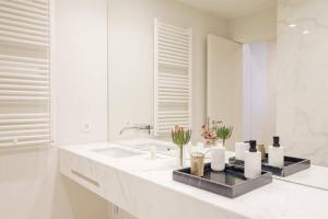 BOUTIQUE Rentals- Art & Charm Apt w balcony & garage