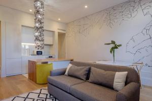 BOUTIQUE Rentals- Art & Charm Apt w balcony & garage