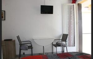 Appartements Agreable Studio, belle terrasse, Parking prive, 2 etoiles : photos des chambres