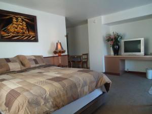 Queen Room - Non-Smoking room in Blue Mountain Motel