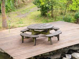 Idyllic Lakeside Cottage