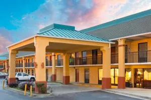 Super 8 by Wyndham Orangeburg Near I-26 - Santee