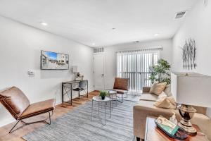 Apartment room in New Listing Beautiful Suite at Grad Pointe Wifi Gym Coffee Rooftop Patio