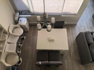 Hearthstone Lodge loft, Village centre, Private Hot tub, sleeps 6