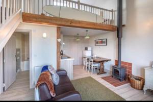 Surf Shack 1-Bed Cottage Sleeps 2 Pet Friendly