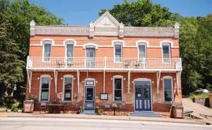 The Burlington Hotel & Bar - Alma WI - 威诺纳