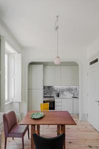 Charming Camões Apartment in Porto with AC & Wi-Fi