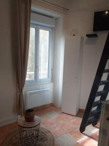 Studio hyper centre entre port et plage