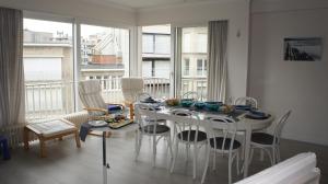 Zonnig en gezellig appartement met zijdelings zeezicht en zwembad in Koksijde