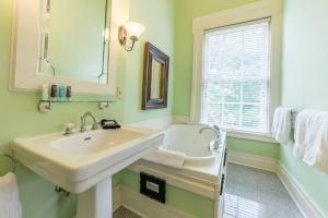 Deluxe King Suite room in Bourbon Manor Bed & Breakfast Inn