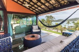 Mansão Frente à Praia da Ferradura com Sete Suítes