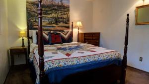 Two-Bedroom Apartment room in Racquet Club #220 ( 1-Bedroom Condo )
