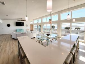 Six-Bedroom House room in Lucky Beach House by BlueSwell