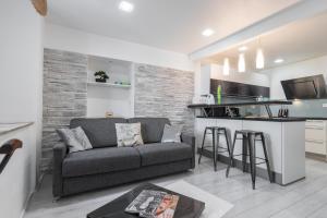 Amazing 3 Bdrs and Garden Place du Pin Parking !