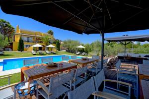 Beautiful 9-Bed Villa in Gouvia with Tennis Court