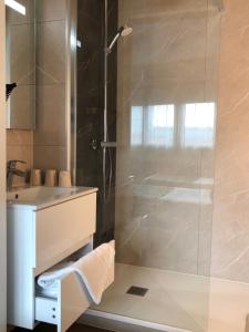 Hotels Cit'Hotel Atlantis : Chambre Triple avec Douche