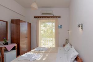 Double Room with Garden View room in Haris Rooms