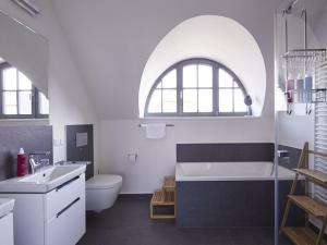 Reetland am Meer - Luxus Reetdachvilla mit 3 Schlafzimmern, Sauna und Kamin E23