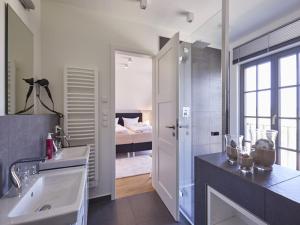 Reetland am Meer - Luxus Reetdachvilla mit 3 Schlafzimmern, Sauna und Kamin E23