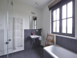 Reetland am Meer - Superior Reetdachvilla mit 2 Schlafzimmern und Kamin E26