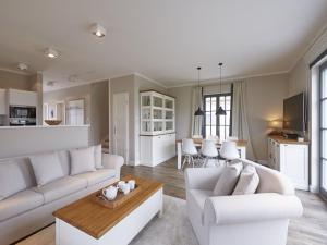 Holiday Home room in Reetland am Meer Luxus Reetdachvilla mit 3 Schlafzimmern Sauna und Kamin