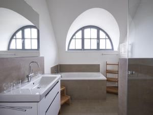 Reetland am Meer - Premium Reetdachvilla mit 3 Schlafzimmern, Sauna und Kamin E18