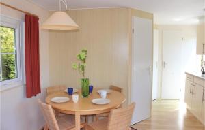 2 Bedroom Stunning Home In Tzummarum