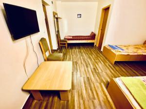 Triple Room with Garden View room in La Grădină