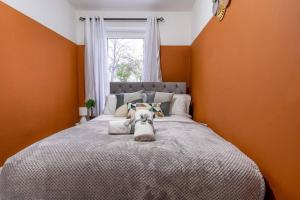 Cheerful 2 Bedroom Homely Apartment, Sleeps 4 Guest Comfy, 1x Double Bed, 2x Single Beds, Free Parking, Free WiFi, Suitable For Business, Leisure Guest, Contractors, QE Hospital, Glasgow, Near Airport & City Centre, Perfect For Common Wealth Games 20