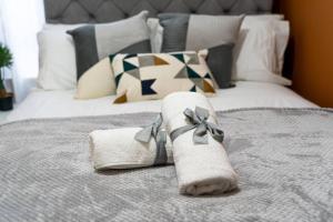 Cheerful 2 Bedroom Homely Apartment, Sleeps 4 Guest Comfy, 1x Double Bed, 2x Single Beds, Free Parking, Free WiFi, Suitable For Business, Leisure Guest, Contractors, QE Hospital, Glasgow, Near Airport & City Centre, Perfect For Common Wealth Games 20