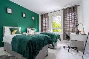 Cheerful 2 Bedroom Homely Apartment, Sleeps 4 Guest Comfy, 1x Double Bed, 2x Single Beds, Free Parking, Free WiFi, Suitable For Business, Leisure Guest, Contractors, QE Hospital, Glasgow, Near Airport & City Centre, Perfect For Common Wealth Games 20