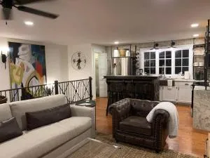 Five-Star Historic Boyd Harvey Carriage House - Loudon