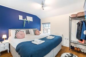 Town Center Apartment with 55” Smart TV+Netflix