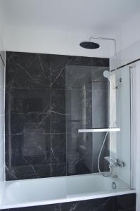 Hotels Saint Charles Hotel & Coliving Biarritz : Chambre Double Deluxe avec Baignoire