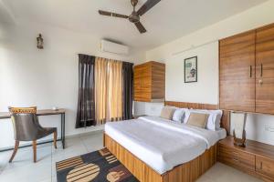 Casa Paun by StayVista - A lake-view villa with Infinity pool, Modern interiors & an amphitheatre