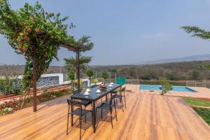 Casa Paun by StayVista - A lake-view villa with Infinity pool, Modern interiors & an amphitheatre