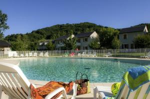 Maisons de vacances T3 duplex village geolia Saint geniez d'olt avec 2 piscines aux portes de l'aubrac 64 : photos des chambres