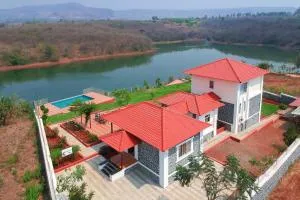 Casa Paun by StayVista - A lake-view villa with Infinity pool, Modern interiors & an amphitheatre - Manchar