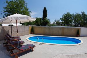 House Elvis, Sveti Kirin