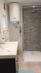 Appartements T2 D en coeur de Balaruc dans maison avec jardin ideal couple de curistes : Appartement 1 Chambre