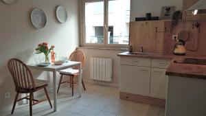 Appartements T2 G dans maison en centre ville avec jardin ideal couple curistes : photos des chambres