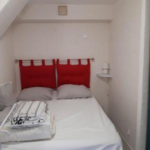 Le chalet des neiges 2 est au calme situé à 5 mn à pied du centre il est composé d1 chambre avec lit double plus canapé convertible parking privé sur place et arrêt navette gratuite à 30 m