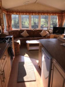 Shepherds Huts Ham Hill, 2 double beds, Bathroom, Lounge, Diner, Kitchen, LOVE dogs & Cats Looking out to lake and by Ham Hill Country Park plus parking for large vehicles available also great deals on workers long term This is the place to relax and