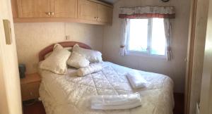 Shepherds Huts Ham Hill, 2 double beds, Bathroom, Lounge, Diner, Kitchen, LOVE dogs & Cats Looking out to lake and by Ham Hill Country Park plus parking for large vehicles available also great deals on workers long term This is the place to relax and